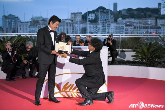 배우 송강호(왼쪽), 봉준호 감독 /AFPBBNews=뉴스1