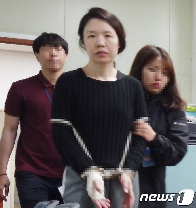 전 남편을 살해하고 사체를 유기한 혐의 등으로 구속돼 신상정보 공개가 결정된 고유정(36)이 7일 제주시 제주동부경찰서 유치장에서 진술녹화실로 이동하고 있다. 경찰은 지난 5일 신상공개위원회 회의를 열어 범죄수법이 잔인하고 결과가 중대해 국민의 알권리 존중 및 강력범죄예방 차원에서 고씨에 대한 얼굴과 이름 등 신상을 공개하기로 결정했다.(영상캡쳐)2019.6.7/뉴스1 © News1 이석형 기자