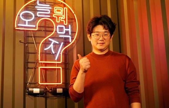 [페이스북·유튜브 등에서 `오늘 뭐 먹지` 페이지를 운영하고 있는 쿠캣의 이문주 대표. 쿠캣 제공]    .