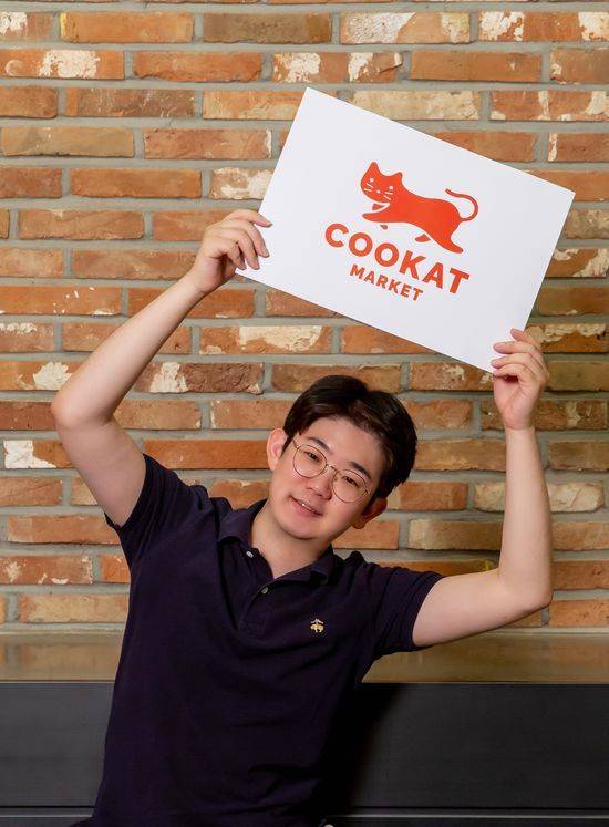 [페이스북·유튜브 등에서 `오늘 뭐 먹지` 페이지를 운영하고 있는 쿠캣의 이문주 대표. 쿠캣 제공]