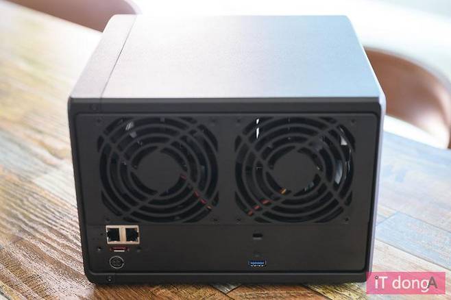 전면 및 후면에는 고급 사용자를 위한 인터페이스가 적용되어있다.