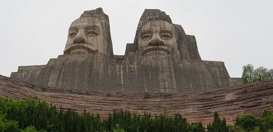 염제와 황제를 표현한 염황이제 석상의 높이는 100m. 중국인들은 자신을 ‘염황의 자손’이라 자부한다. 장세정 기자