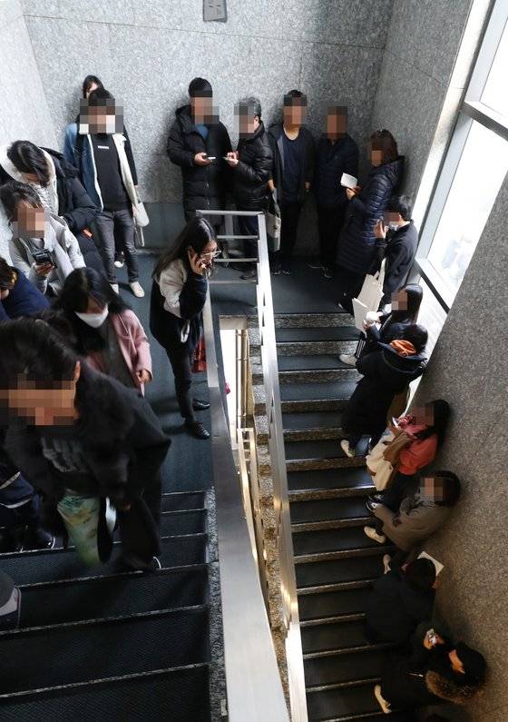 강의 등록을 위해 대기하는 학생들로 북적이는 학원. 성진이는 목동 유명학원에서 진행되는 '일타 강사' 수업의 경우 1~2시간 전부터 학생들이 줄을 서 있는 것이 일상이 됐다고 말했다. [연합뉴스]