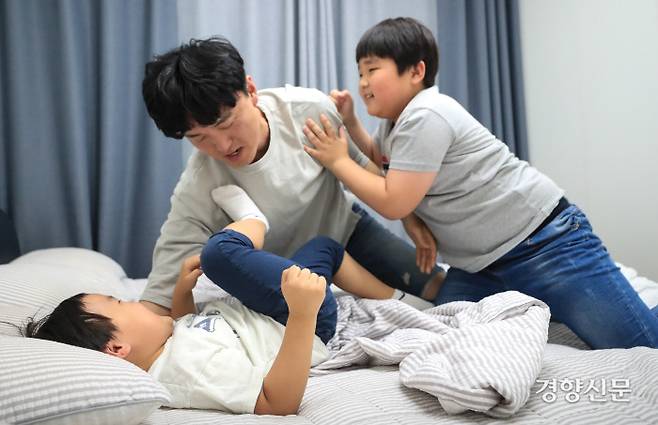 침대 레슬링을 하는 양수열와 아이들