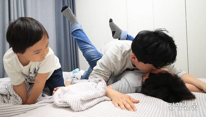 아빠의 수염공격에 항복하는 시우