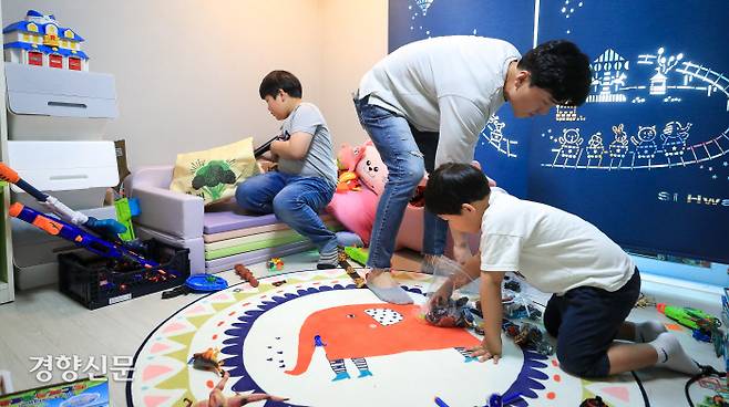 밥먹고 둘째 방을 치운다. 어제 친구들이 놀러와 잔뜩 어질러 놓았다. 장난감이 많아 치워도 치워도 표가 안난다.