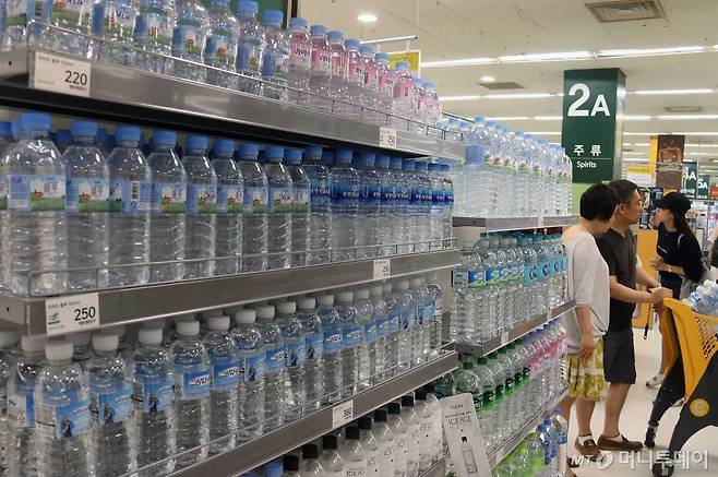 이마트 생수매대 / 사진제공=이마트
