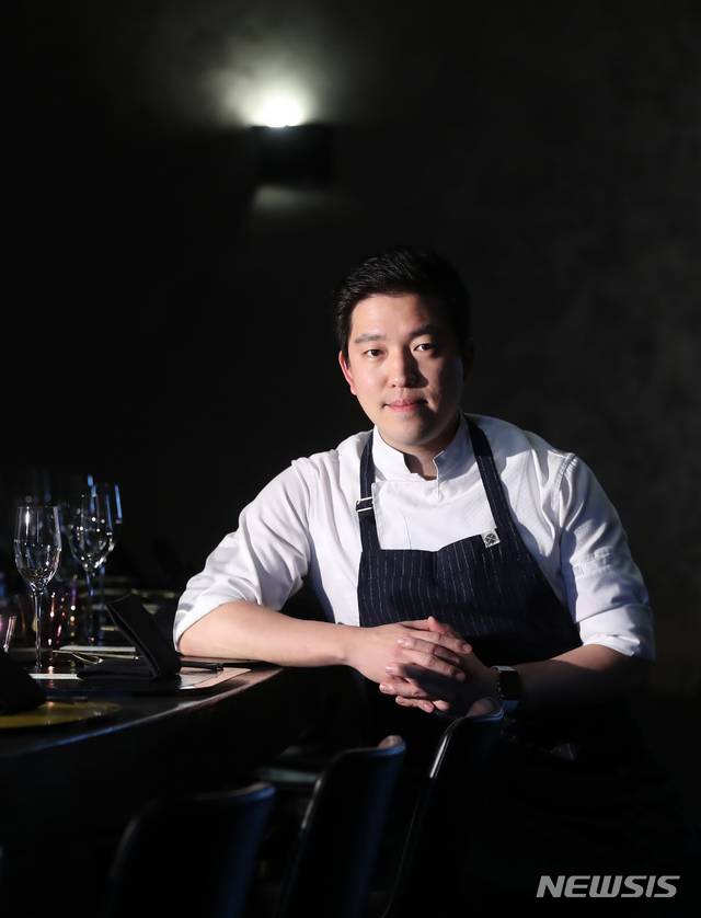 【서울=뉴시스】조수정 기자 = 스타셰프 김호윤이 9일 오후 자신이 운영하는 서울 강남구 삼성동 프라이빗 레스토랑 RIPE에서 뉴시스와 인터뷰에 앞서 포즈를 취하고 있다. chocrystal@newsis.com