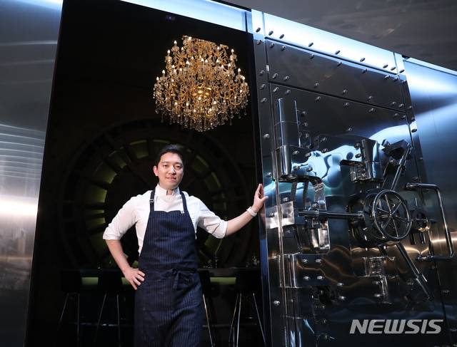 【서울=뉴시스】조수정 기자 = 스타셰프 김호윤이 9일 오후 자신이 운영하는 서울 강남구 삼성동 프라이빗 레스토랑 RIPE에서 뉴시스와 인터뷰에 앞서 포즈를 취하고 있다. chocrystal@newsis.com