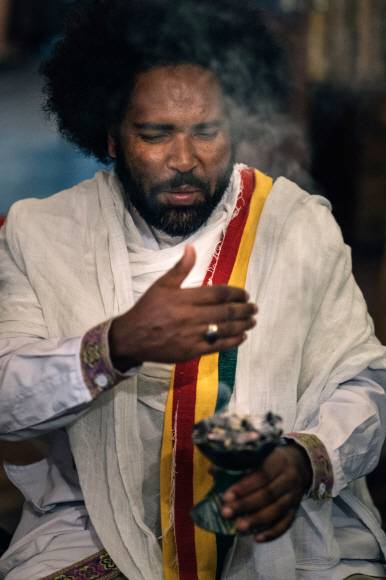 커피를 마시기 전에 송진 연기를 쐰다.손님에게 예의를 표하는 방법이자, 주변 냄새를 없애고 커피 향이 도드라지게 하는 효과가 있다.