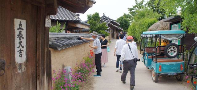 안동 하회마을은 집과 집들이 서로 비스듬하게 자리 잡고 있다.