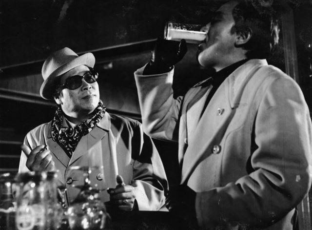 영화 '72K 다이야를 찾아라'(1971)에서 장동휘(왼쪽)와 박노식이 연기호흡을 맞추고 있다. 한국일보 자료사진