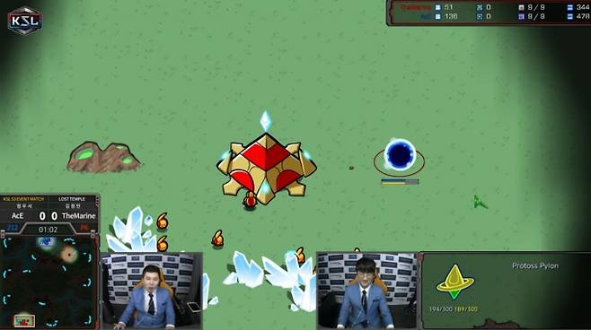 8일 서울 넥슨아레나에서 열린 '코리아 스타크래프트 리그(KSL)' 시즌3 결승전 현장에서 김정민 해설위원과 정우서 해설이 이벤트 매치를 통해 신규 스킨을 선보이고 있다. [출처=유튜브 캡처]