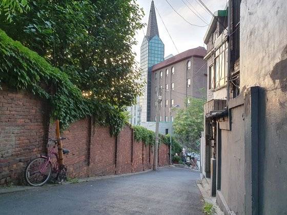 옛 골목의 정서가 진하게 배어 있는 아현동 거리. 백종현 기자