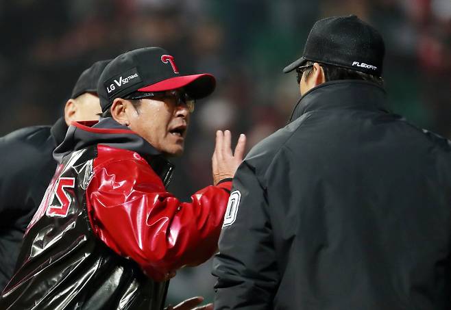 심판 판정에 항의하는 류중일 감독      (인천=연합뉴스) 윤태현 기자 = 27일 인천 SK행복드림구장에서 열린 프로야구 인천 SK 와이번스와 서울 LG 트윈스의 경기. 9회초 두산 공격 무사 1·2루 상황에서 LG 이형종이 3피트 수비방해로 아웃되자 류중일 LG 감독(가운데)이 심판들에게 항의하고 있다. 2019.3.27      tomatoyoon@yna.co.kr  (끝)      <저작권자(c) 연합뉴스, 무단 전재-재배포 금지>