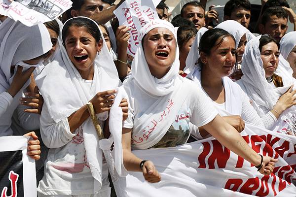 ⓒAP Photo 2015년 8월3일 야지디족 여성들이 ‘IS의 신자르 지역 침입·학살 1주기’ 행사에서 울부짖고 있다.