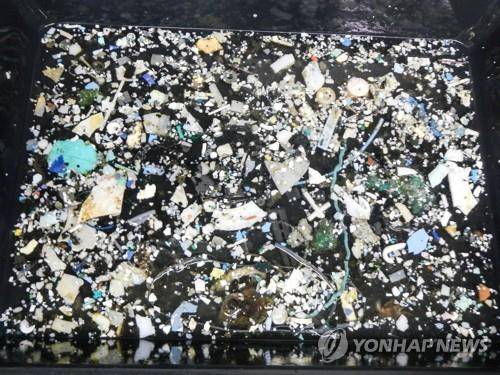 태평양 거대 쓰레기 지대에 모여든 쓰레기 [EPA=연합뉴스]