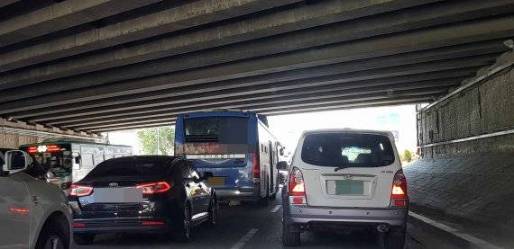 위례신도시에서 장지교사거리로 나가려는 차량들이 출근시간이 지난 오전 11시임에도 길게 줄지어 늘어서 있다.