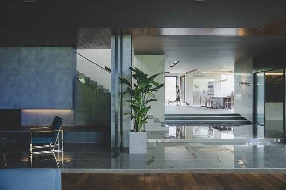 영화 '기생충' 프로덕션 디자인. 박사장(이선균)네 집은 대지 600평, 1층 면적만 200평쯤 된다. [사진 CJ엔터테인먼트]