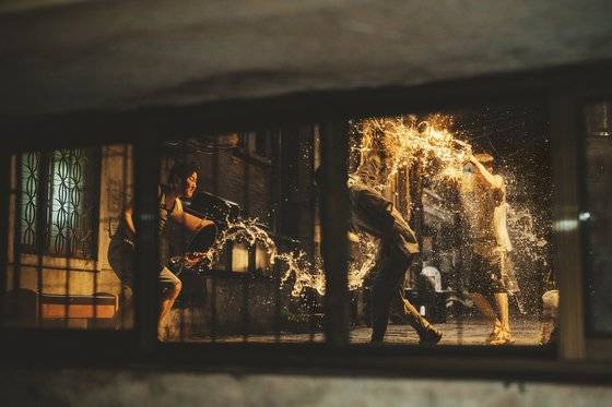 영화 '기생충'.에서 기택네 반지하 집밖으로 물을 뿌리는 장면. [사진 CJ엔터테인먼트]