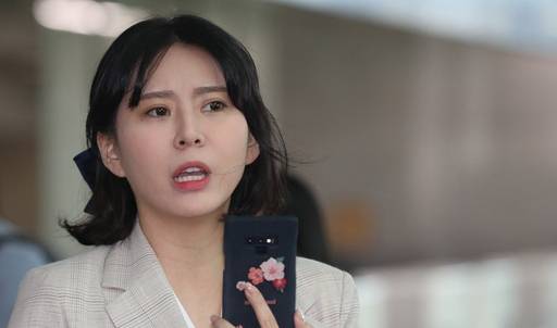 '고 장자연 사건' 주요 증언자인 배우 윤지오 씨가 지난 4월 24일 오후 캐나다로 출국하기 위해 인천공항으로 들어서고 있다. 연합뉴스