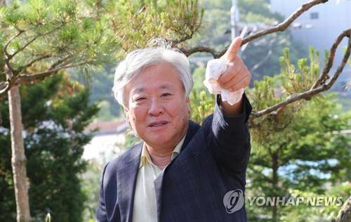 보도진과 이야기하는 이문열 작가 (이천=연합뉴스) 이진욱 기자 = 소설가 이문열 작가가 8일 오전 경기도 이천 문학사숙 부악문원에서 취재진과 이야기하고 있다. 2019.6.8      cityboy@yna.co.kr  (끝)
