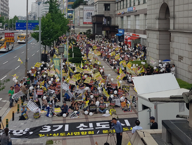 일산과 운정신도시 시민들이 일산서구 주엽동 태영플라자 앞에서 3기 신도시 반대 집회를 열고 있다./권혁준기자