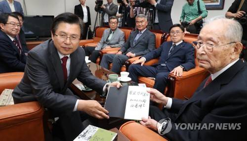 백선엽 장군에게 '징비록' 선물받는 황교안 대표 (서울=연합뉴스) 김주형 기자 = 자유한국당 황교안 대표(왼쪽)가 10일 오후 서울 용산 전쟁기념관 군사 편찬연구 자문위원장실에서 6·25전쟁 영웅으로 불리는 백선엽 장군(예비역 대장)을 예방, 백 장군의 저서 '징비록'을 선물받고 있다. 2019.6.10 kjhpress@yna.co.kr