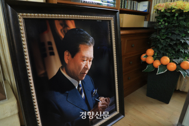 지난해 3월 서울 동교동 김대중 전 대통령 자택 거실에 김 전 대통령의 생전 사진이 놓여 있다. 정지윤기자