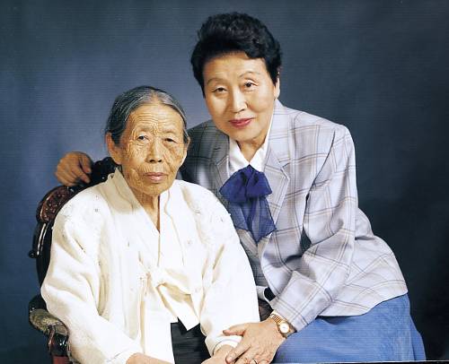주선애 장신대 명예교수(오른쪽)가 1975년 어머니의 고희(70세)를 맞아 기념사진을 촬영했다.