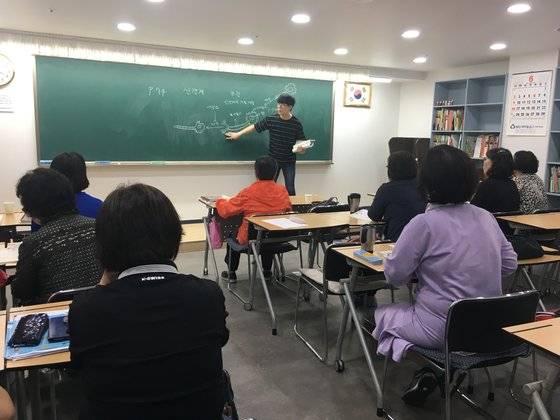 상록야학은 1976년 3월 문을 열었다. 이곳을 거쳐 간 학생만 8000여명에 달한다. 재개발과 임대료 상승 때문에 5번의 이사 끝에 1년 전 현재의 상가 건물 지하에 자리를 잡았다. 고석현 기자