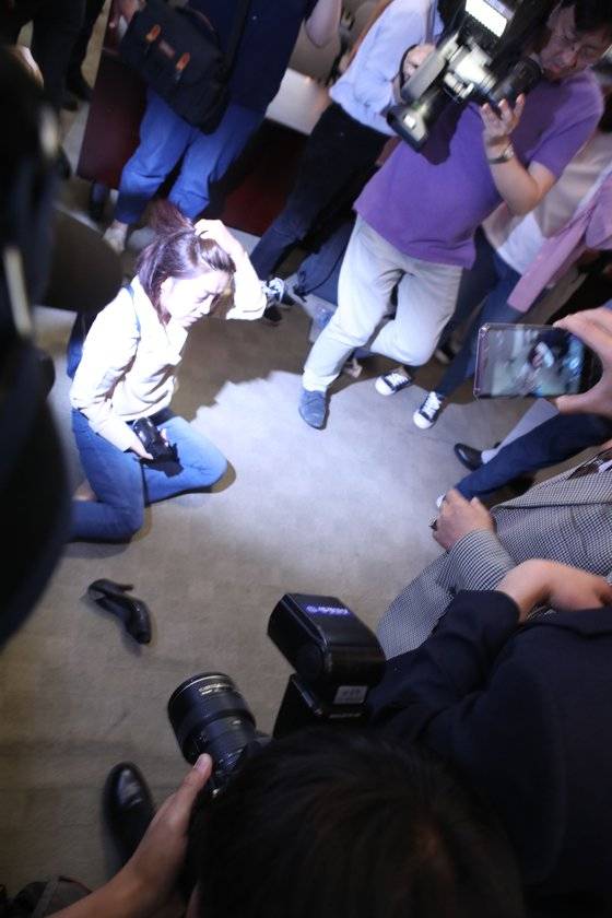 전광훈 목사가 11일 서울 세종로 프레스센터에서 기자회견을 열고 '문재인 대통령 하야'를 촉구했다. 한 여기자가 질문하다 제지하는 참석자에 밀려 넘어지고 있다. 오종택 기자