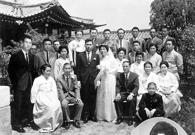 1962년 결혼식을 마친 김대중씨와 이희호 여사 기념촬영을 하고 있다. [중앙포토]