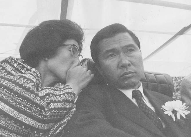 1971년 대통령 선거 유세장의 연단에서 김대중 후보에게 부인 이희호 여사가 귓속말을 하고 있다. [중앙포토]