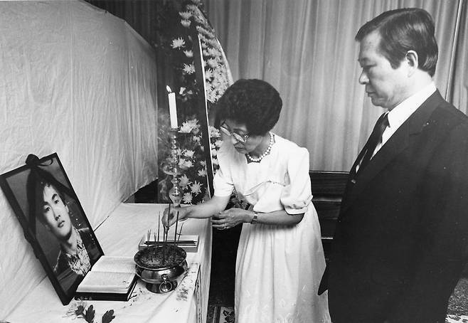 1987년 7월 6일 김대중 민추협 공동의장과 부인 이희호 여사가 연세대학교 학생회관에 마련된 이한열군의 빈소에 분향하고 있다. [중앙포토]