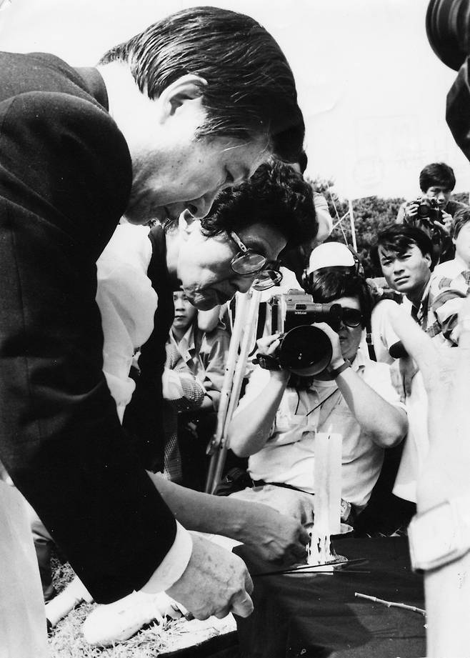 1987년 9월 김대중 민주당 상임고문과 부인 이희호 여사가 광주 망월동 5.18묘역에서 열린 추모식에서 분향하고 있다.