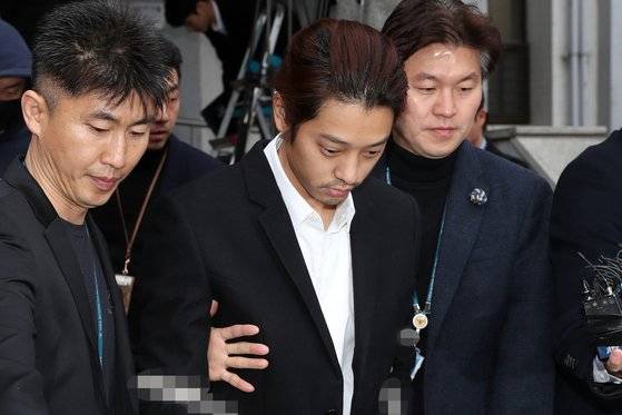 이성과의 성관계를 불법 촬영해 유포한 혐의를 받고 있는 가수 정준영(30)이 3월 29일 오전 서울 종로경찰서를 나서 검찰로 송치되고 있다. [뉴스1]