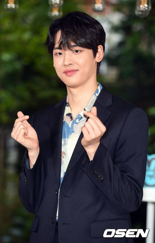 [OSEN=민경훈 기자] 12일 오후 서울 중구 신당동의 한 스튜디오에서 네이버 브이라이브 V오리지널웹드라마 '연애플레이리스트 시즌4' 스페셜라이브 현장 초대행사가 진행됐다.  스튜디오에서 배우 박정우가 포토타임을 갖고 있다 / rumi@osen.co.kr