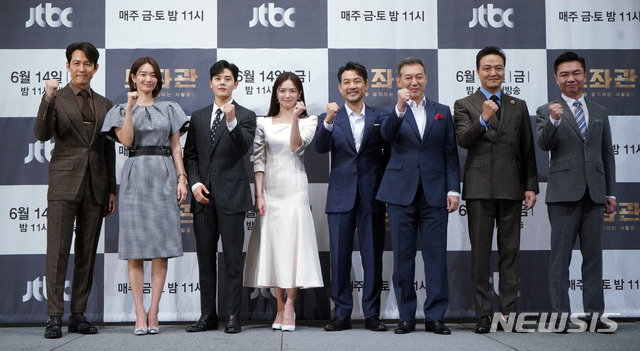 왼쪽부터 이정재, 신민아, 김동준, 이엘리야, 정진영, 김갑수, 정웅인, 임원희