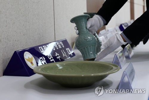 문화재청이 공개한 유물 (대전=연합뉴스) 김준범 기자 = 대전지방경찰청 광역수사대는 13일 '신안 해저유물매장 해역'에서 도굴한 도자기를 30년 넘게 몰래 보관해온 60대를 붙잡았다고 밝혔다. 사진은 문화재청이 공개한 유물 모습. 2019.6.13 psykims@yna.co.kr