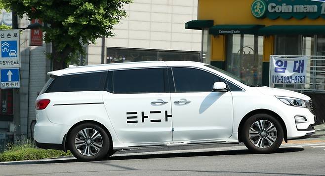 렌터카 기반 실시간 차량호출 서비스 ‘타다' 차량이 16일 오후 서울 마포구 동교동에서 운행하고 있다. 김정효 기자 hyopd@hani.co.kr