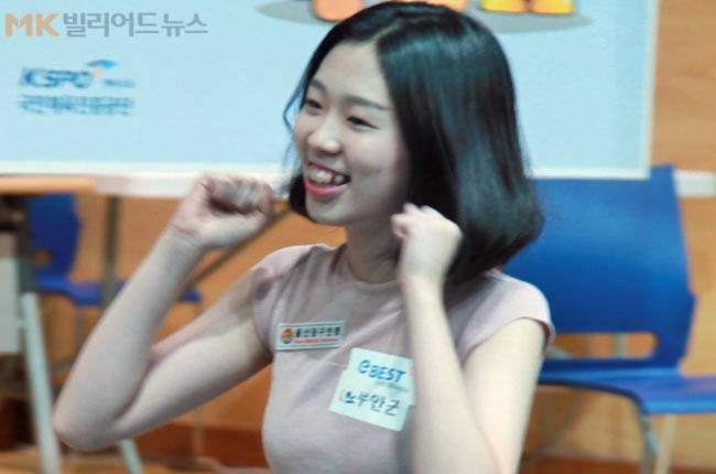 14일 전남 무안군 무안교육지원청영재교육센터에서 열린 ‘2019 무안황토양파배 전국당구선수권대회’ 포켓10볼 시상식에서 여자부 우승을 차지한 서서아(울산시체육회)가 주먹을 불끈 쥐고 세리머니를 하고 있다.