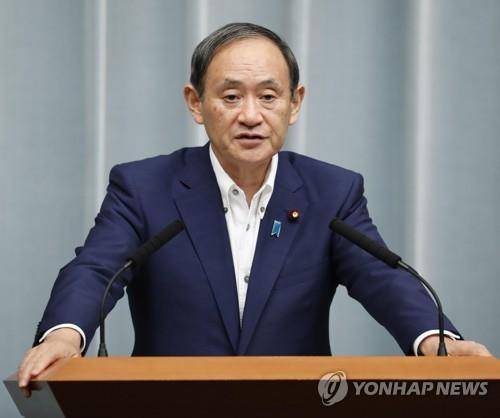 브리핑하는 스가 요시히데 일본 관방장관 [연합뉴스 자료사진]