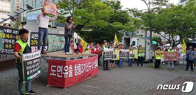 15일 경기 고양시 일산동구청 앞 광장에서 3기 신도시 주말 6차 집회가 열린 가운데 한 시민이 자유발언을 하고 있다. © 뉴스1