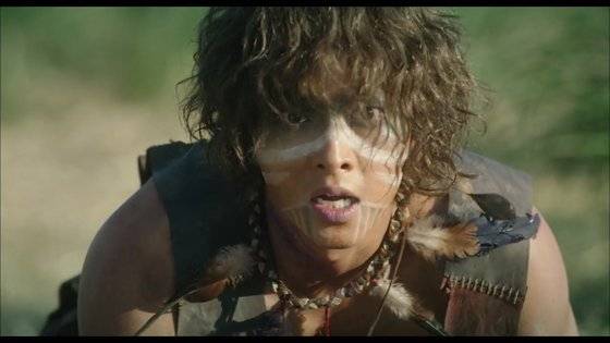 은섬(송중기)은 사람과 뇌안탈 사이에서 태어난 혼혈. 이 드라마에서 '사람'은 종족 중 하나다. 사진=tvN