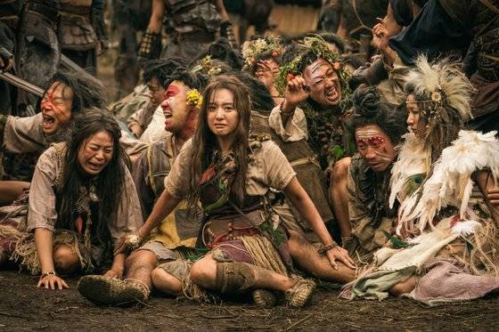 탄야(김지원, 가운데)은 와한족이자 씨족어머니의 후계자. 은섬과는 친구이자 연인이다. 사진=tvN