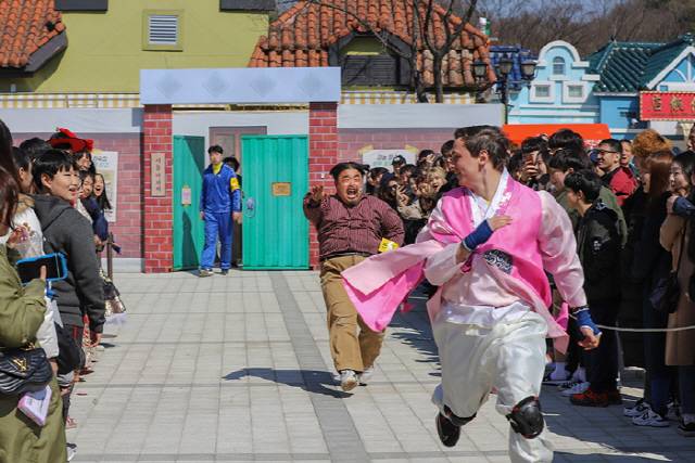 한국민속촌 벨튀 체험에서 초인종을 누른 관객을 뒤쫓는 ‘이놈아저씨’는 초등학생들 사이에서 유명 인사다./한국민속촌 홈페이지