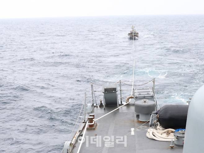 지난 11일 우리 해군 함정이 동해상에서 표류하던 북한 선박을 발견하고 북방한계선(NLL)상으로 인계하고 있다. [사진=합동참모본부]