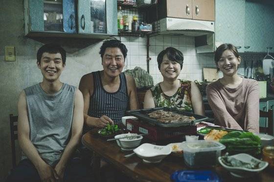 왼쪽부터 기택네 장남 기우, 아버지 기택, 어머니 충숙, 막내딸 기정. [사진 CJ엔터테인먼트]
