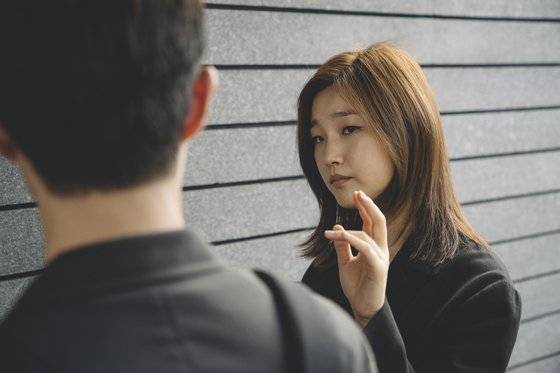손가락을 꼰 채 사칭할 신분을 외는 기정. 박소담은 이번 영화 대사를 통틀어 이 노래를 가장 먼저 외웠다고. [사진 CJ엔터테인먼트]